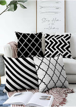 Afbeelding in Gallery-weergave laden, Zethome - Kussenhoes Kerstpatroon - 43x43 - Set 4 Pieces - Kussenhoezen - Dubbelzijdig bedrukt - Soft Touch - Decoratief zigzagpatroon Ogea