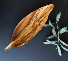 Afbeelding in Gallery-weergave laden, Zethome | Olijfhouten Rustieke ondiepe plaat | Olijfbladvormige plaat