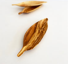 Afbeelding in Gallery-weergave laden, Zethome | Olijfhouten Rustieke ondiepe plaat | Olijfbladvormige plaat