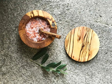 Load image into Gallery viewer, Houten zoutkommen, olijfhouten kruidenkom, handgemaakte kommen, handgemaakte decoratieve