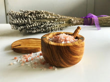 Load image into Gallery viewer, Houten zoutkommen, olijfhouten kruidenkom, handgemaakte kommen, handgemaakte decoratieve