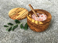 Load image into Gallery viewer, Houten zoutkommen, olijfhouten kruidenkom, handgemaakte kommen, handgemaakte decoratieve